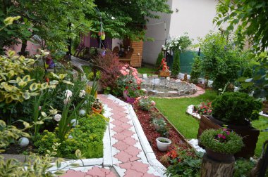 Sırbistan 'ın bahçesinde yeşil çimenler, çeşmeler, saksılar var. Pozarevac, Sırbistan ve Avrupa.