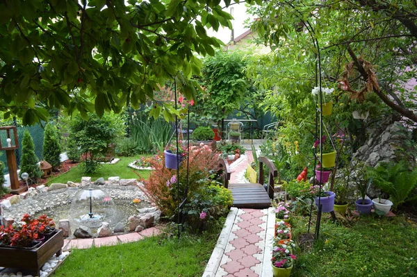 Jardim Casa Sérvio Com Grama Verde Fonte Vasos Flores Pozarevac — Fotografia de Stock