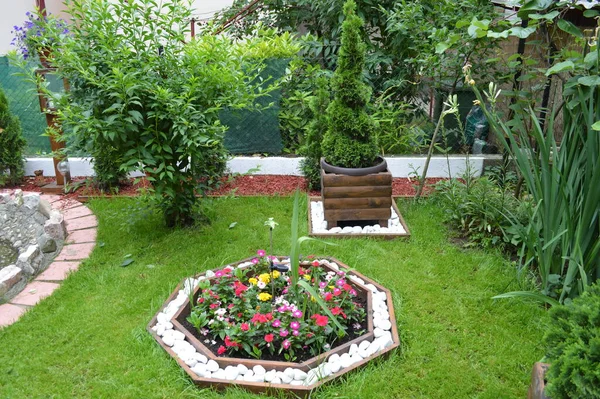 Jardim Casa Sérvio Com Grama Verde Fonte Vasos Flores Pozarevac — Fotografia de Stock