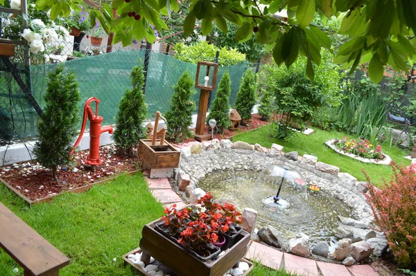 Jardin Maison Serbe Avec Herbe Verte Fontaine Pots Fleurs Pozarevac — Photo