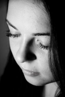 siyah-beyaz kız portresi