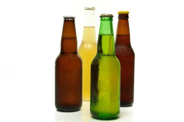 iki brown, bir açık ve bir yeşil bira şişesi