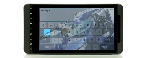 Мобильный телефон с незавершенным текстом и синим разбитым автомобилем — стоковое фото