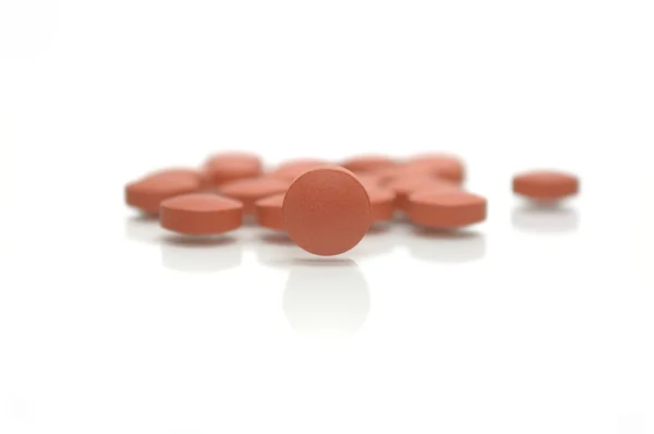 Uma pílula marrom em pé na frente dos outros — Fotografia de Stock