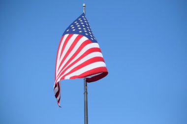 Amerikan bayrağı esintiyle hafifçe sallayarak