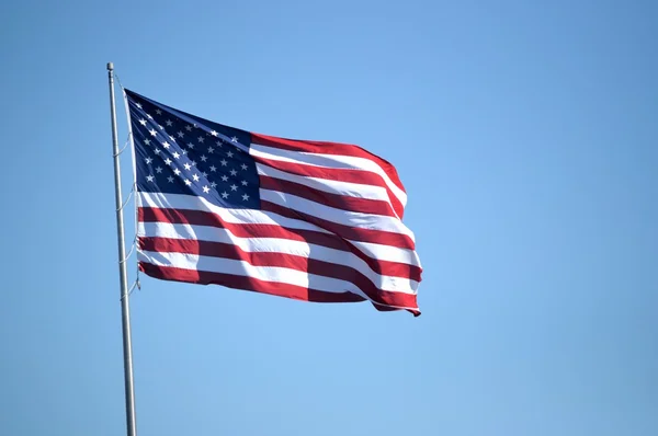 在微风中飘扬的美国国旗 — 图库照片