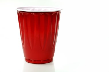 beyaz zemin üzerine kırmızı plastik tek kullanımlık içecek Kupası.