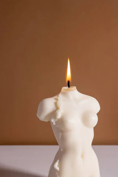 Candle in woman torso shape in brown interior with stone and dried flowers, autumn atmosphere — Stock Photo, Image