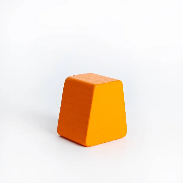 Utbildningskoncept. Färgglada träblock geometrisk figur isolerad på vit bakgrund — Stockfoto