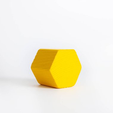 Eğitici bir kavram. Beyaz arkaplanda izole edilmiş renkli tahta blok geometrik figür