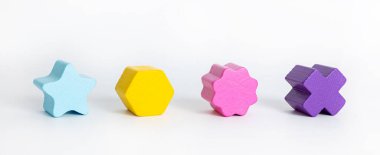 Eğitici bir kavram. Beyaz arkaplanda izole edilmiş renkli tahta blok geometrik figür