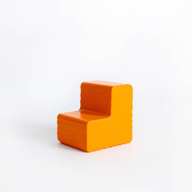 Eğitici bir kavram. Beyaz arkaplanda izole edilmiş renkli tahta blok geometrik figür