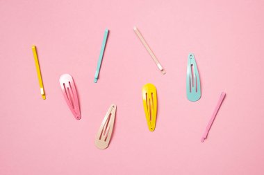 Pembe arka planda renkli pastel aksesuarlar, yakın plan, modaya uygun geçmişler.