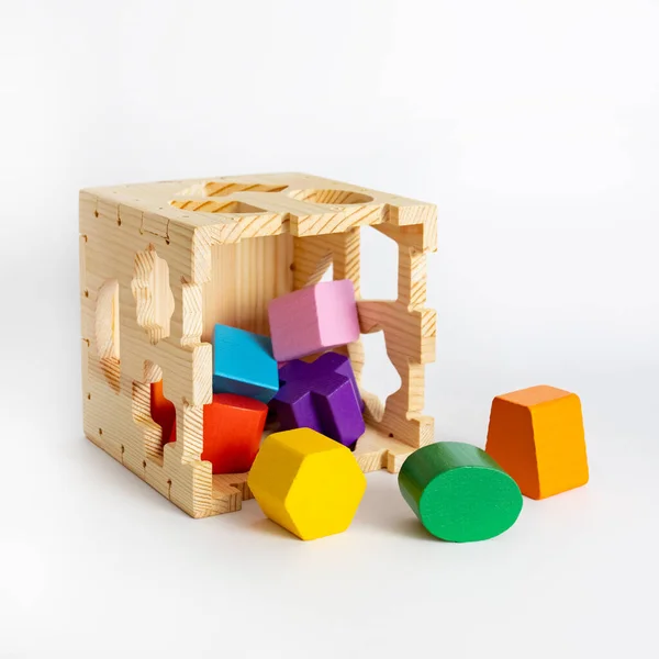 Blocchi di giocattoli in legno smistatore a forma di cubo, dettagli colorati isolati su sfondo bianco, sviluppo precoce della logica per i bambini — Foto Stock