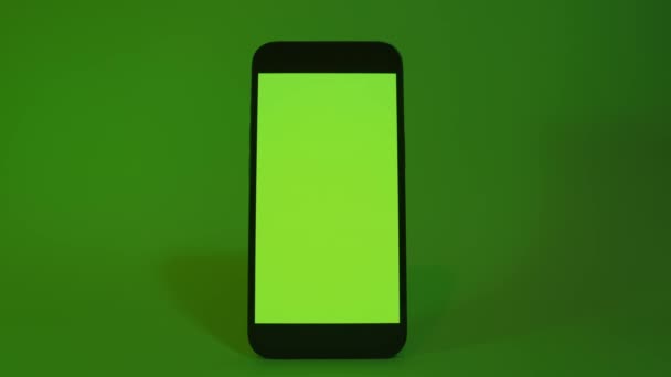 Mobilní telefon se zelenou obrazovkou, smartphone vztyčit. Pozor koncept, zelené světlo. Moderní smartphone s plochou obrazovkou — Stock video