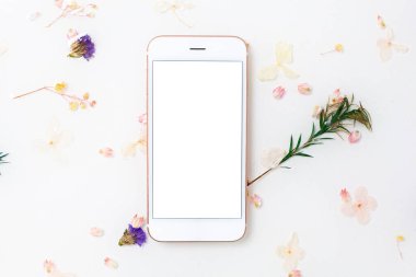 Model yap. Kurumuş çiçeklerdeki akıllı telefon epoksi reçinesi. Üst görünüm, düz görünüm, kopyalama alanı. Mobil uygulama