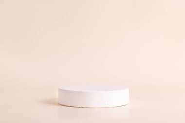Beyaz beton daire bej arka planda kaideyi şekillendirdi. Ürünler için podyum modelleme geçmişi. Reklam şablonu. Taş platform. Soyut geometrik