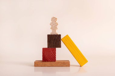 İnsan kaynakları, yetenek yönetimi, işe alım çalışanı, başarılı iş dünyası lideri konsepti endüstriyel iş büyütme stratejisi, başarılı iş adamı bir yığın tahta bloğun üstünde