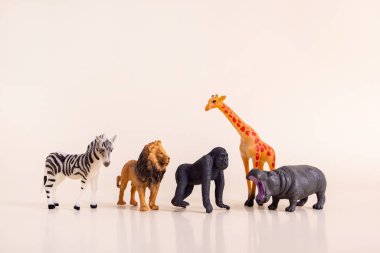Bir grup plastik oyuncak hayvan, Fil, Kaplan, Aslan ve Çita - Minyatür plastik oyuncak hayvanlar 