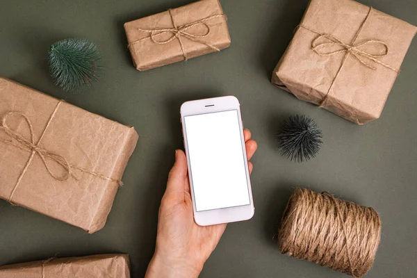 Noel, teknoloji ve yeni yıl tatili geçmişi. Cep telefonu, hediye kutuları sicim, ambalaj, geri dönüşüm hediyeleri ve ekoloji konseptiyle sarılı el sanatları kağıdı — Stok fotoğraf
