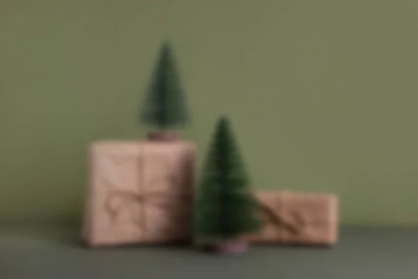 Navidad Celebratoria y Año Nuevo fondo de vacaciones. Cajas de regalo envueltas en papel artesanal con cordel, reciclado presente sobre fondo verde — Foto de Stock