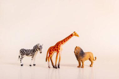Bir grup plastik oyuncak hayvan, Fil, Kaplan, Aslan ve Çita - Minyatür plastik oyuncak hayvanlar 