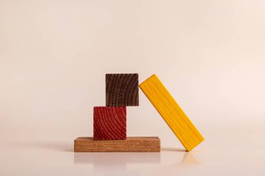 Tahta çocuk oyuncakları. Çocuklarla eğitim oyunları için doğal ahşaptan yapılmış oyuncaklar. İlginç bir eğitim oyunu için çocuk ahşap yapıcı.