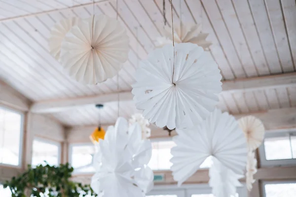 Decoraciones hechas a mano de papel redondo blanco y beige en el techo. Honeycomb Diseño de interiores Imagen De Stock