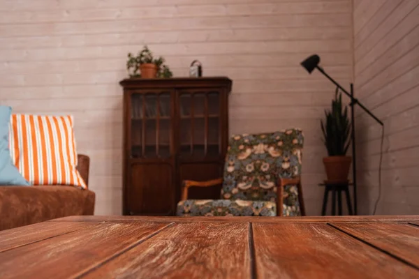 Дерев'яний коричневий стіл в домашніх умовах вінтажний інтер'єр і меблі в дерев'яному будинку — стокове фото