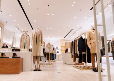 Moskova, Rusya 12 22 22 2021 Stili kadın mankenler sonbahar kış bahar bahar giysileri koleksiyonunu gösteriyor. Gündelik ve modern tarzda mankenler.