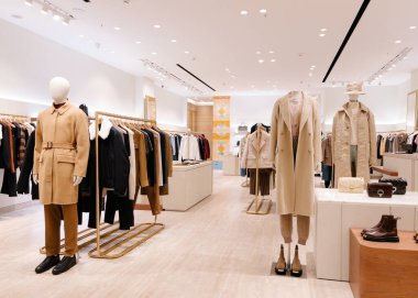 Moskova, Rusya 12 22 22 2021 Stili kadın mankenler sonbahar kış bahar bahar giysileri koleksiyonunu gösteriyor. Gündelik ve modern tarzda mankenler.