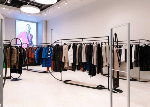 Moskova, Rusya 12 22 22 2021 Stili kadın mankenler sonbahar kış bahar bahar giysileri koleksiyonunu gösteriyor. Gündelik ve modern tarzda mankenler.