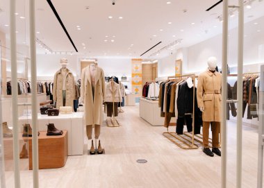 Moskova, Rusya 12 22 22 2021 Stili kadın mankenler sonbahar kış bahar bahar giysileri koleksiyonunu gösteriyor. Gündelik ve modern tarzda mankenler.