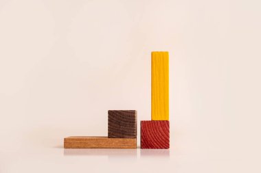 Tahta çocuk oyuncakları. Çocuklarla eğitim oyunları için doğal ahşaptan yapılmış oyuncaklar. İlginç bir eğitim oyunu için çocuk ahşap yapıcı.