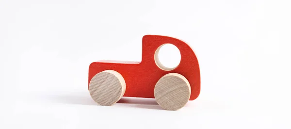 Trä leksak bil i tecknad stil på vit bakgrund. Färgglada och transport bakgrund, eco kid leksaker Montessori . — Stockfoto