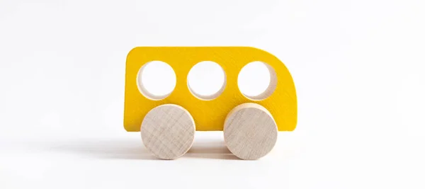 Trä leksak bil i tecknad stil på vit bakgrund. Färgglada och transport bakgrund, eco kid leksaker Montessori . — Stockfoto