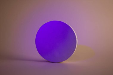 Yeşil ışık neon arka planında beton çember şeklinde kaide. Ürünler için podyum modelleme geçmişi. Reklam şablonu. Taş platform. Soyut geometrik