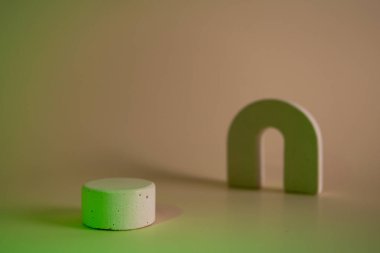 Yeşil ışık neon arka planında beton çember şeklinde kaide. Ürünler için podyum modelleme geçmişi. Reklam şablonu. Taş platform. Soyut geometrik