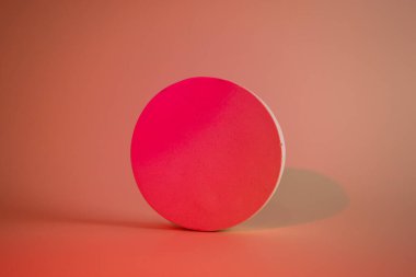 Yeşil ışık neon arka planında beton çember şeklinde kaide. Ürünler için podyum modelleme geçmişi. Reklam şablonu. Taş platform. Soyut geometrik