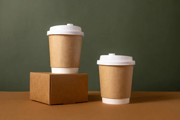 Tazas de papel artesanal de café con lugar para logo sobre fondo verde y marrón, color natural, para menú y restaurantes Fotos De Stock