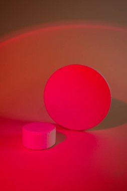 Yeşil ışık neon arka planında beton çember şeklinde kaide. Ürünler için podyum modelleme geçmişi. Reklam şablonu. Taş platform. Soyut geometrik