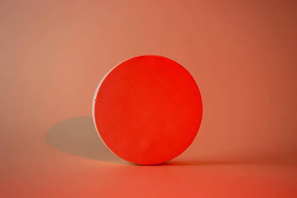 Τσιμεντένιος κύκλος σε σχήμα βάθρου σε πράσινο φως νέον φόντο. Παραμόρφωση βάθρου για τα προϊόντα. Διαφημιστικό πρότυπο. Πέτρινη πλατφόρμα. Αφηρημένη γεωμετρική — Φωτογραφία Αρχείου