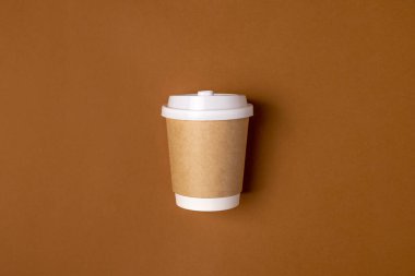 Kahverengi zemin, doğal renk, menü ve restoranlar için logoları olan kahve kağıdı bardakları. 