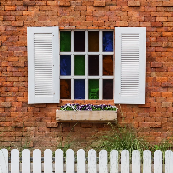 Okna białe ściany z czerwonej cegły — Zdjęcie stockowe