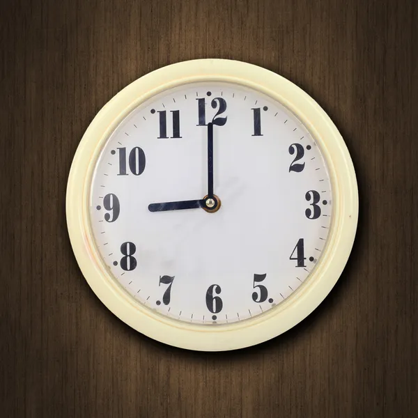 Настенные часы на деревянном фоне — стоковое фото