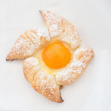 Taze pişmiş kruvasan.