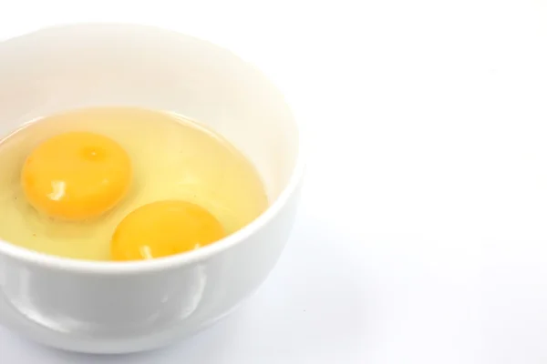 Surowe jajko w misce — Zdjęcie stockowe