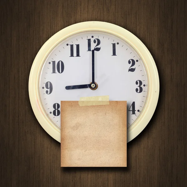Relógio de parede no fundo de madeira — Fotografia de Stock
