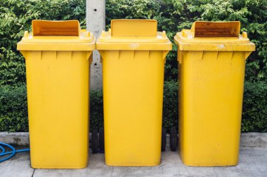Sarı çöp bidonları