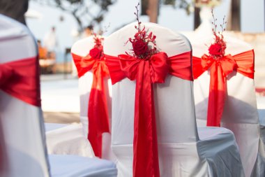 Kırmızı güller ile süslü sandalyeler düğün